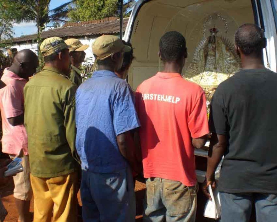 Hombres devotos rezan a la Virgen. Foto: Ferriol Grasso