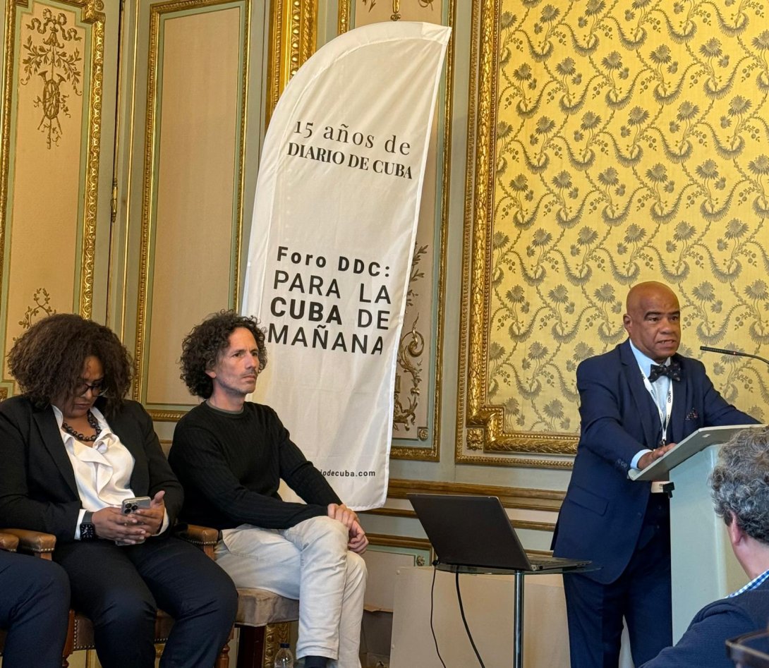 Laritza Diversent, Boris González Arenas y Omar López Montenegro en el Foro DDC.