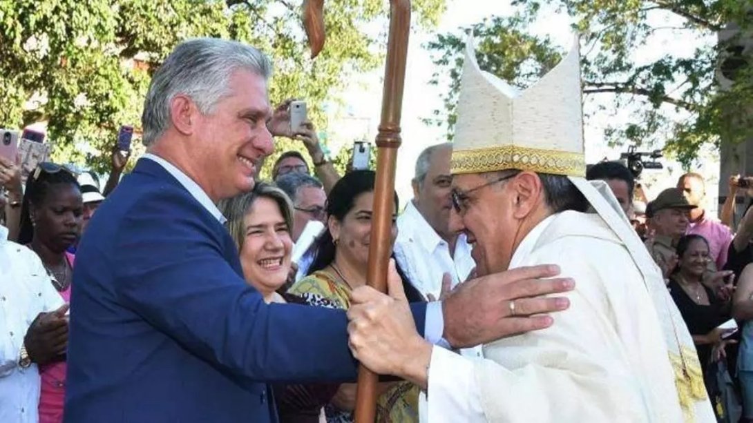 Díaz-Canel junto al obispo cubano Arturo González Amador.