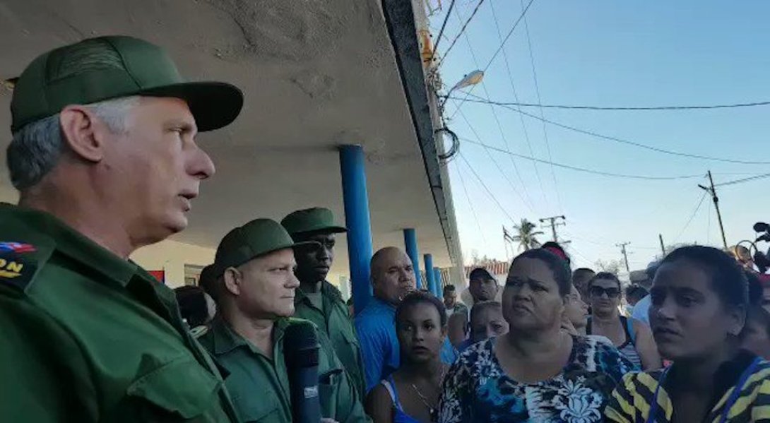 Miguel Díaz-Canel junto a Liván Fuentes Álvarez, ex presidente de la Asamblea Municipal de Isla de la Juventud.