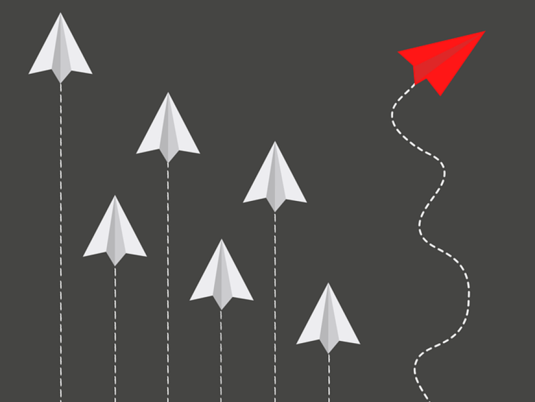 Cohetes de papel: uno toma una trayectoria distinta a la mayoría.