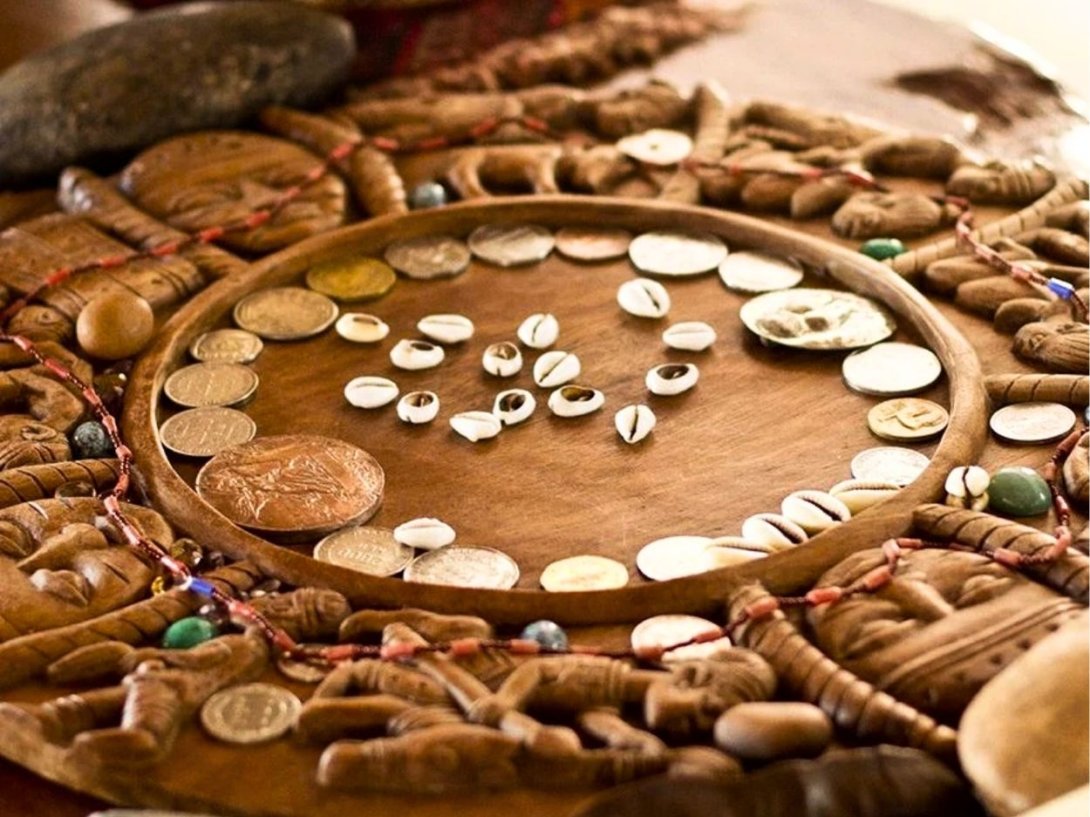 Caracoles del dilogún, oráculo de la religión afrocubana.