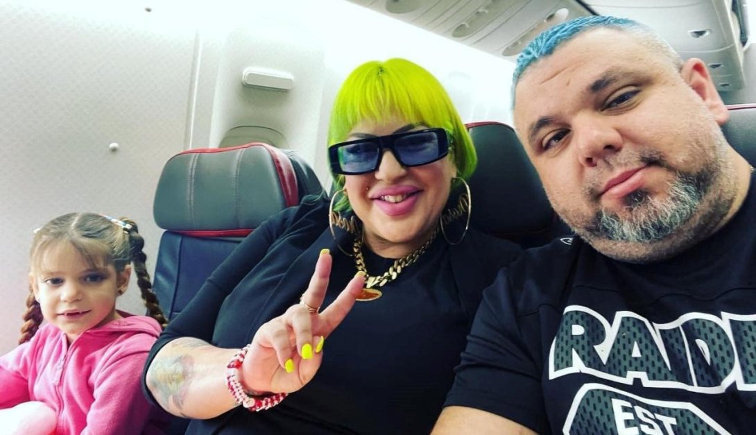 La Diosa de Cuba con su familia en el avión rumbo a Miami.