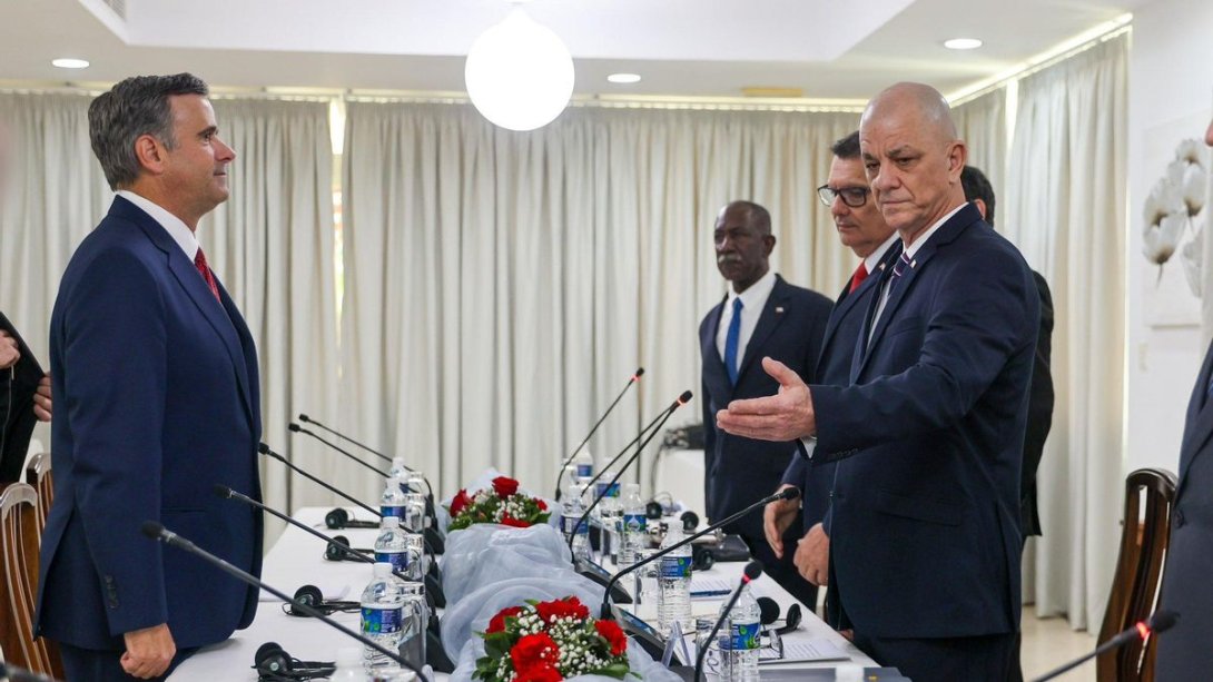 Fotografía difundida por la Agencia Central de Inteligencia (CIA) de su director, John Ratcliffe (izquierda), reunido con funcionarios cubanos en La Habana (14 de mayo de 2026).