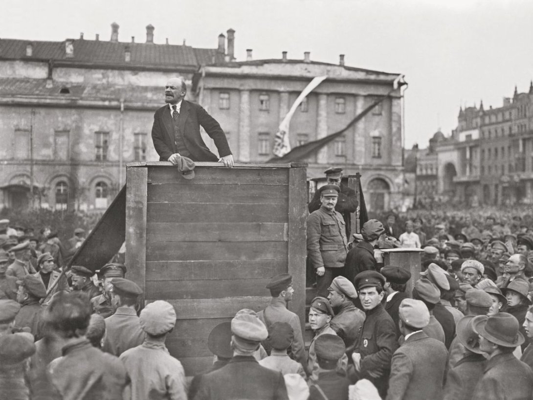 Lenin ofreciendo un discurso en Moscú (1920).