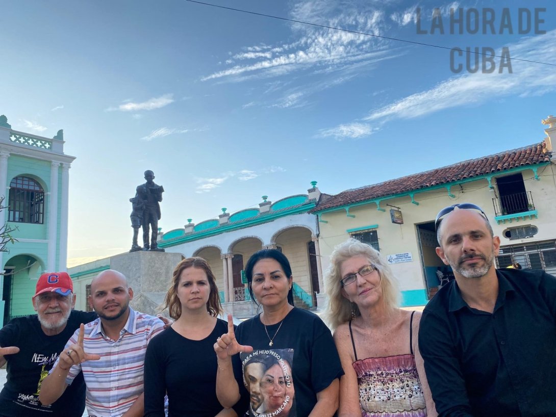 Los firmantes de la carta en el Parque Martí de Camagüey.