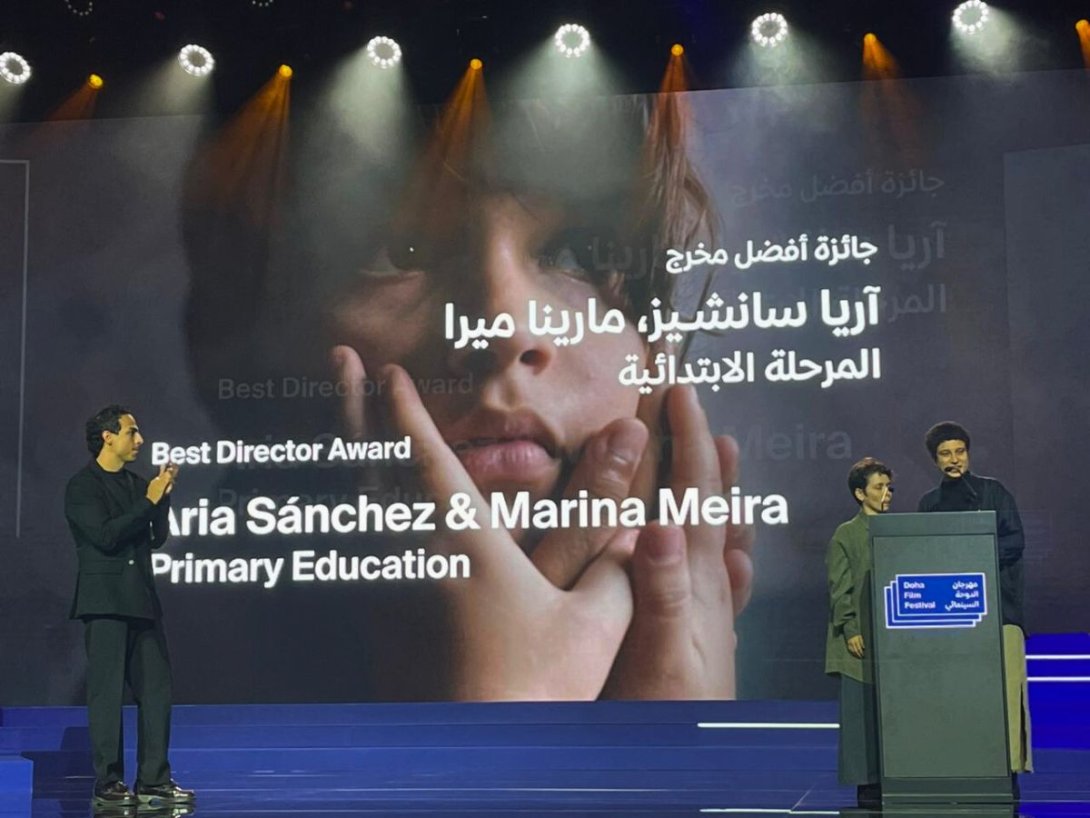 Aria Sánchez y Marina Meira, realizadoras del cortometraje cubano independiente de ficción "Primera enseñanza" reciben el premio a la Mejor Dirección en el Festival de cine de Doha, Qatar (noviembre, 2025).) 