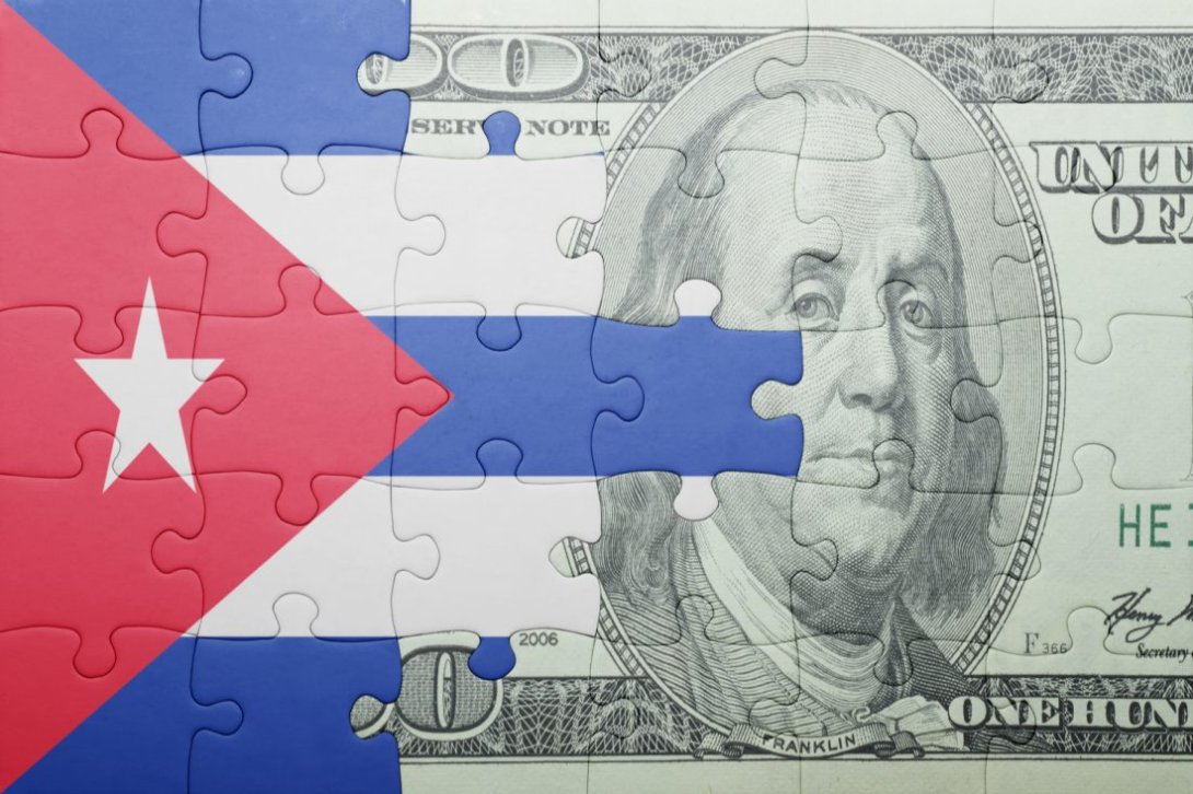 Rompecabezas de la bandera de Cuba transformandose en 100 dolares.