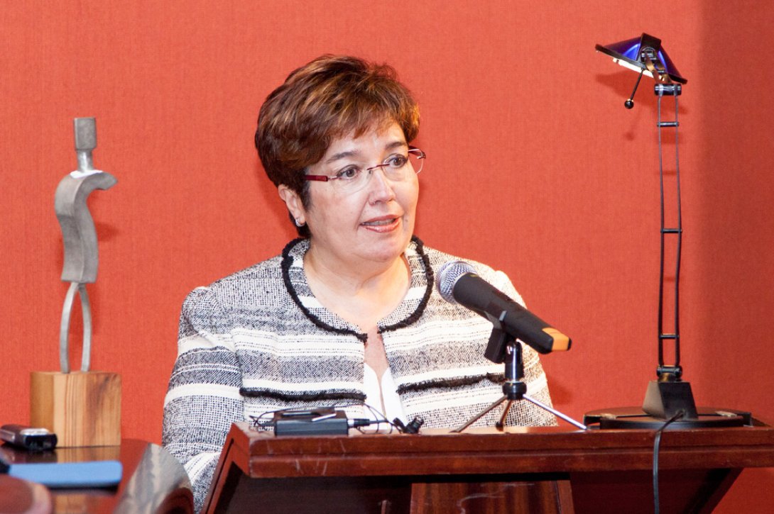 Mujer en escritorio. 