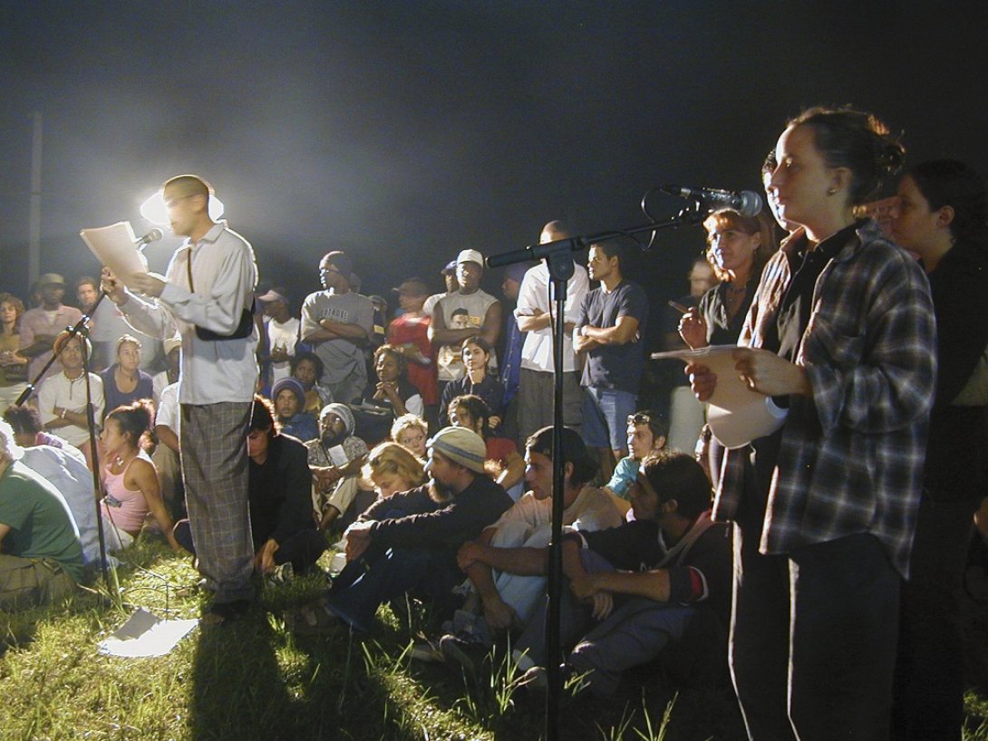 Poetas leyendo sus textos en el festival Poesía Sin Fin 2003