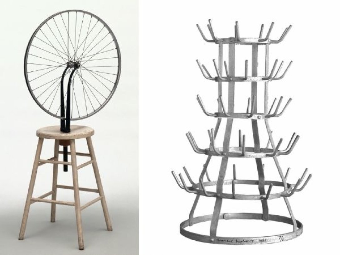 A la izquierda, “Rueda de bicicleta” de Marcel Duchamp, una rueda montada sobre un taburete de madera. A la derecha, “Escurridor de botellas”, un objeto metálico de varias alturas con ganchos, ambos presentados como ready-mades.