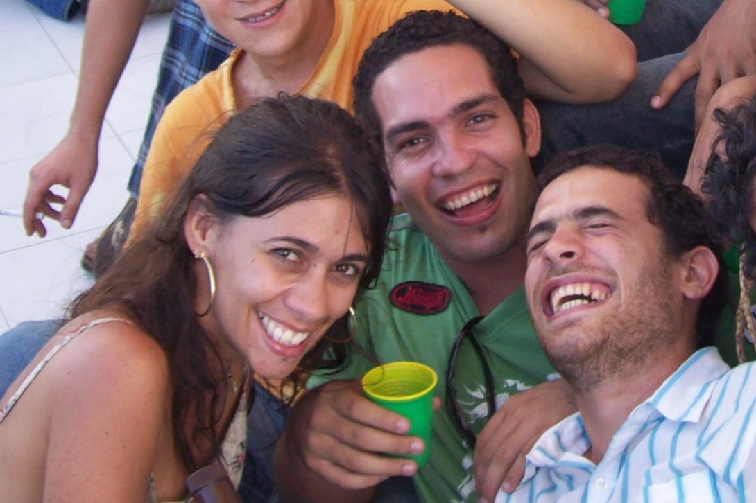 Duniesky Martín –trago en mano– durante el tránsito entre su vida estudiantil y profesoral. En la instantánea también figuran sus colegas Yinet y Nelsito. Fundación Ludwig, 2009.