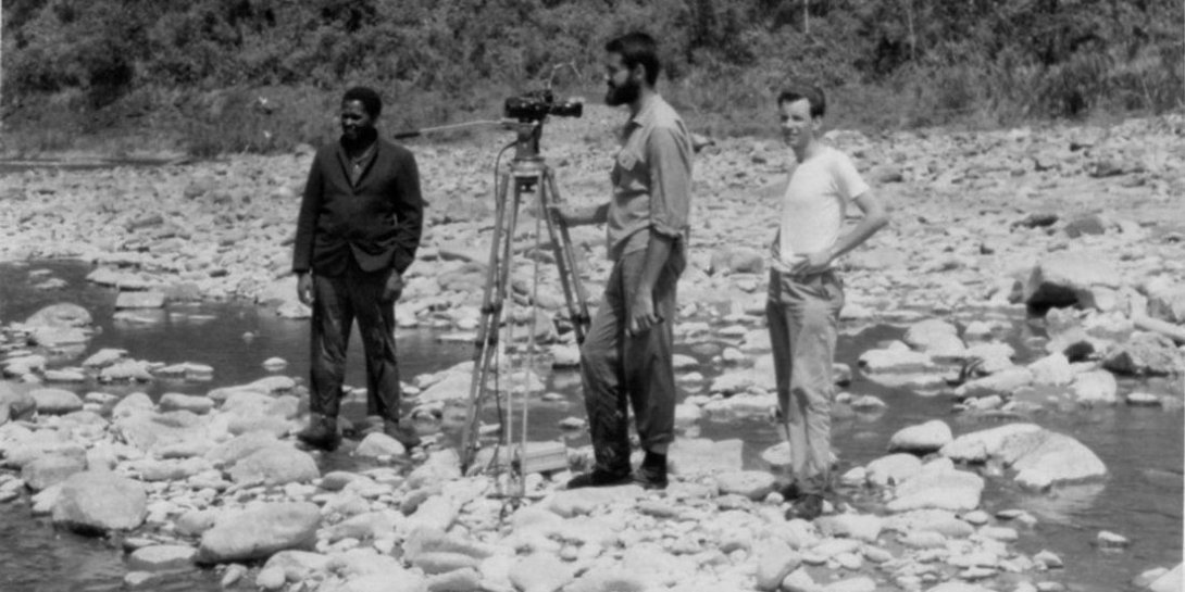 Guillén Landrián (izquierda) durante la filmación de "Ociel del Toa". | Imagen: OnCuba.