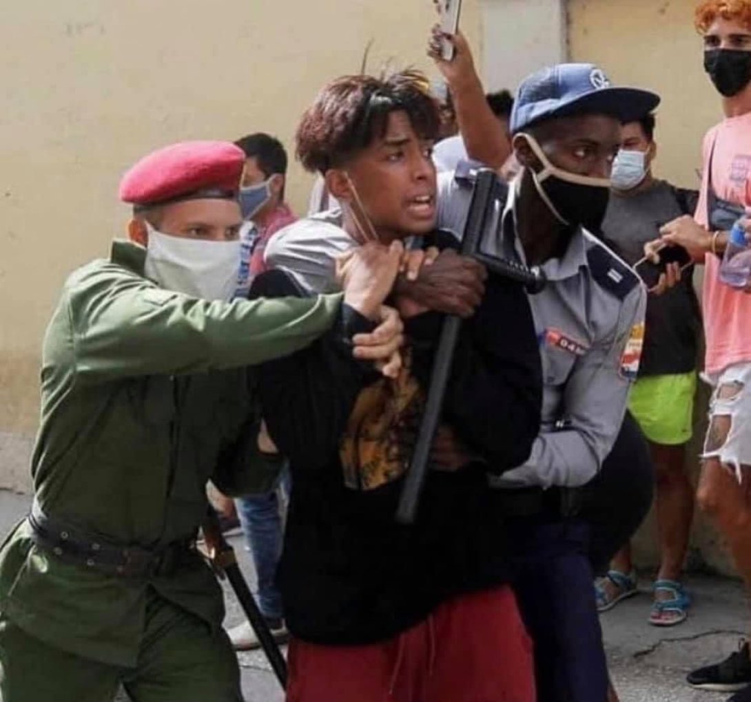 Joven cubano detenido en las protestas.