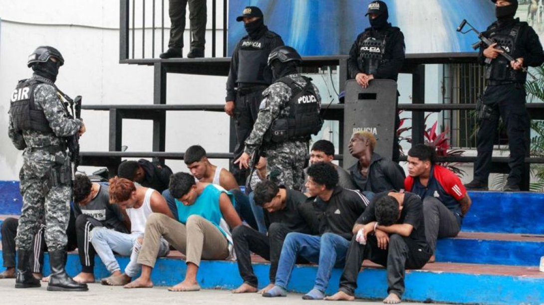 Policías detienen a sospechosos en Ecuador.