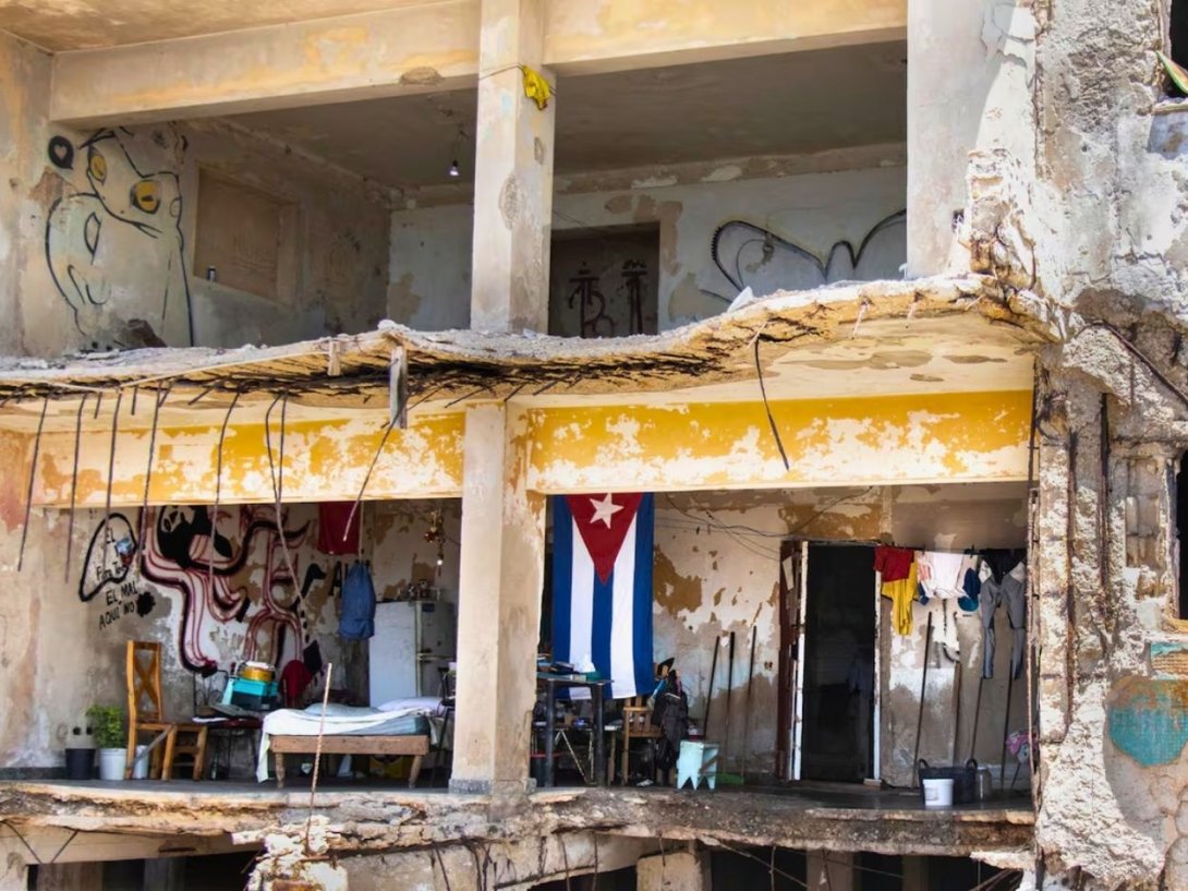 Edificio en ruinas ocupado por familias en Miramar, La Habana (2025). Foto de Marcel Villa.