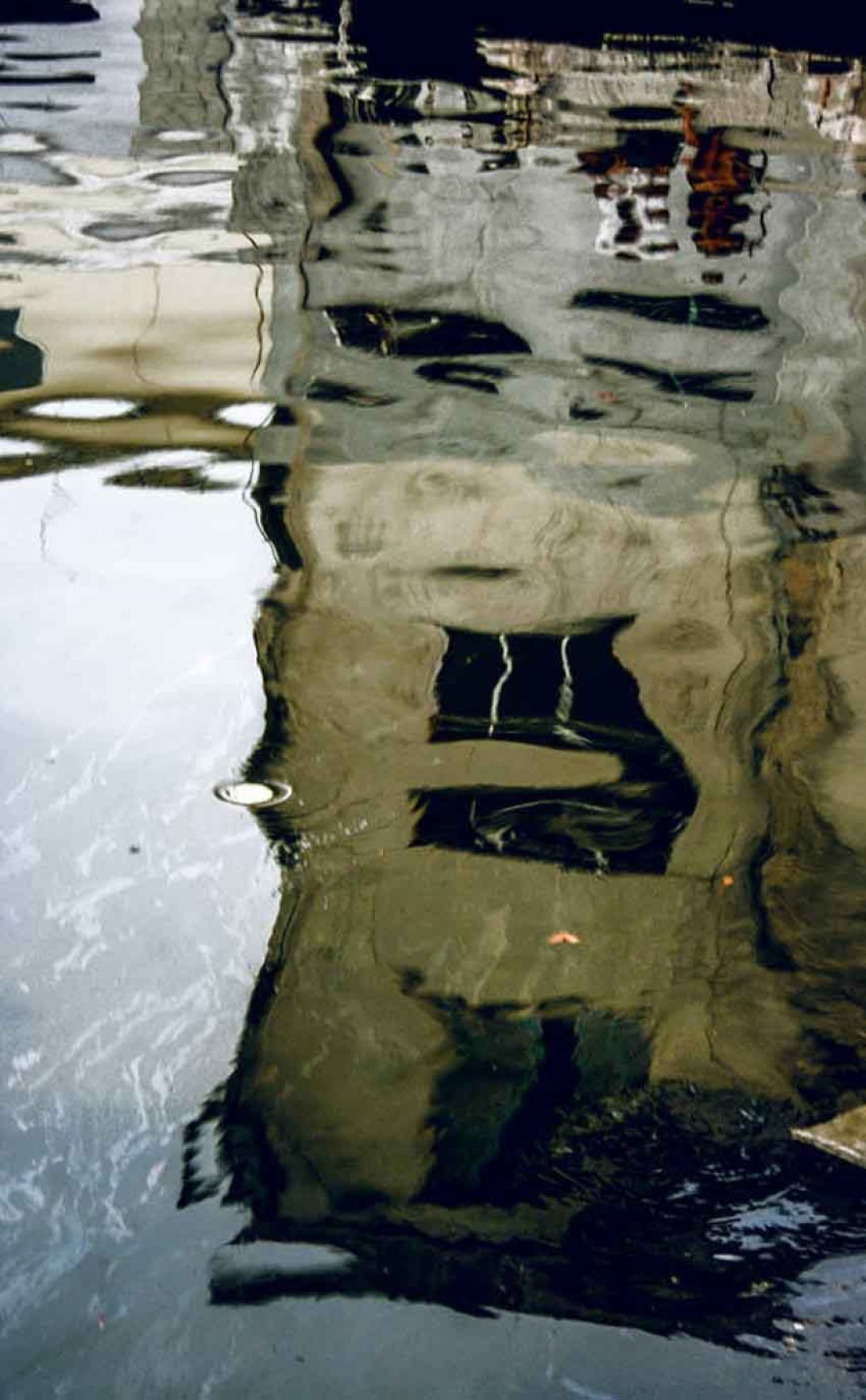 Edificio se refleja en charco. Foto: Silvia Corbelle