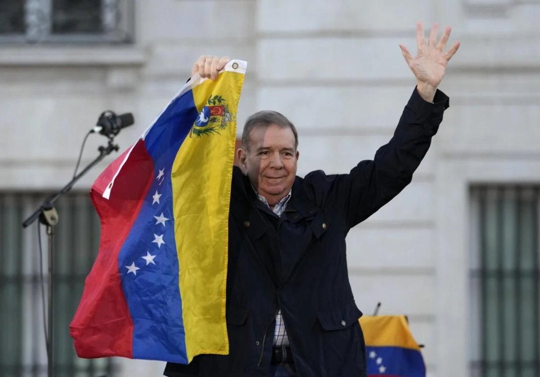 Edmundo González Urrutia en un acto público.