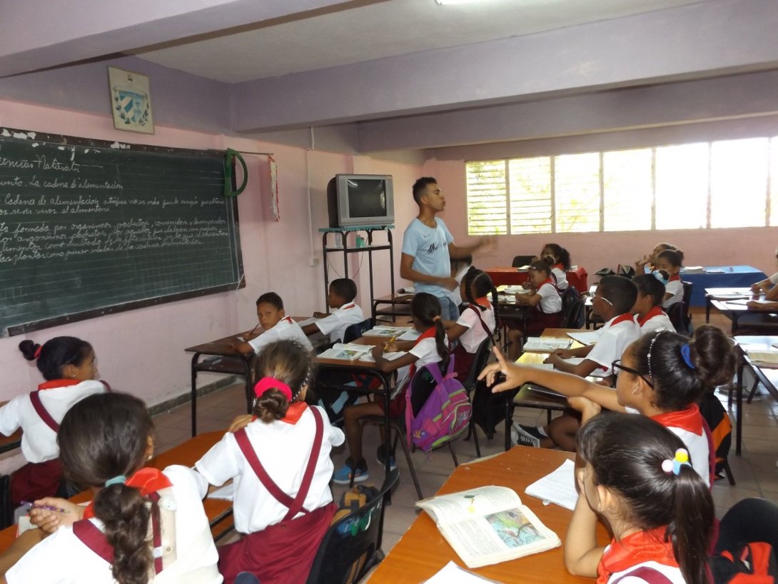 Maestro en una escuela cubana.