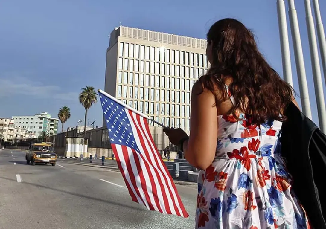 Mujer cerca de la Embajada de Estados Unidos en Cuba.