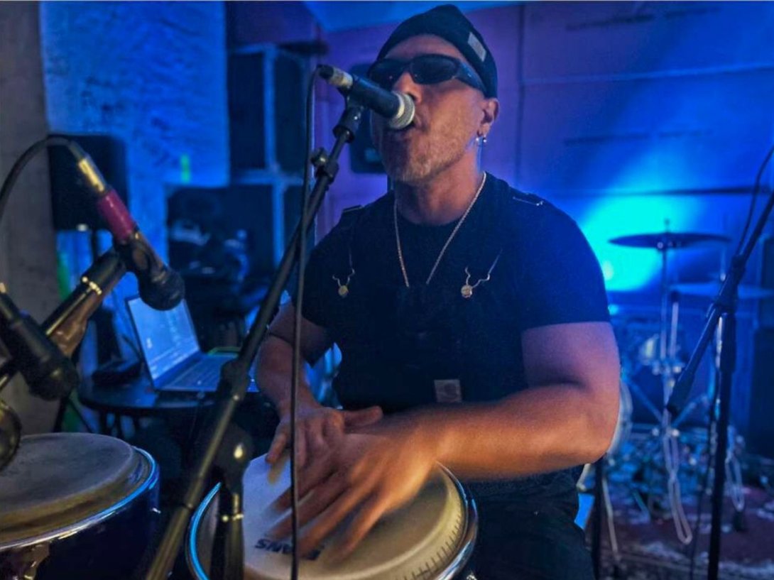 El Diamante, integrante del grupo musical Diamond Dust Project en Brauni House Project, Berlín, Alemania (2026). 