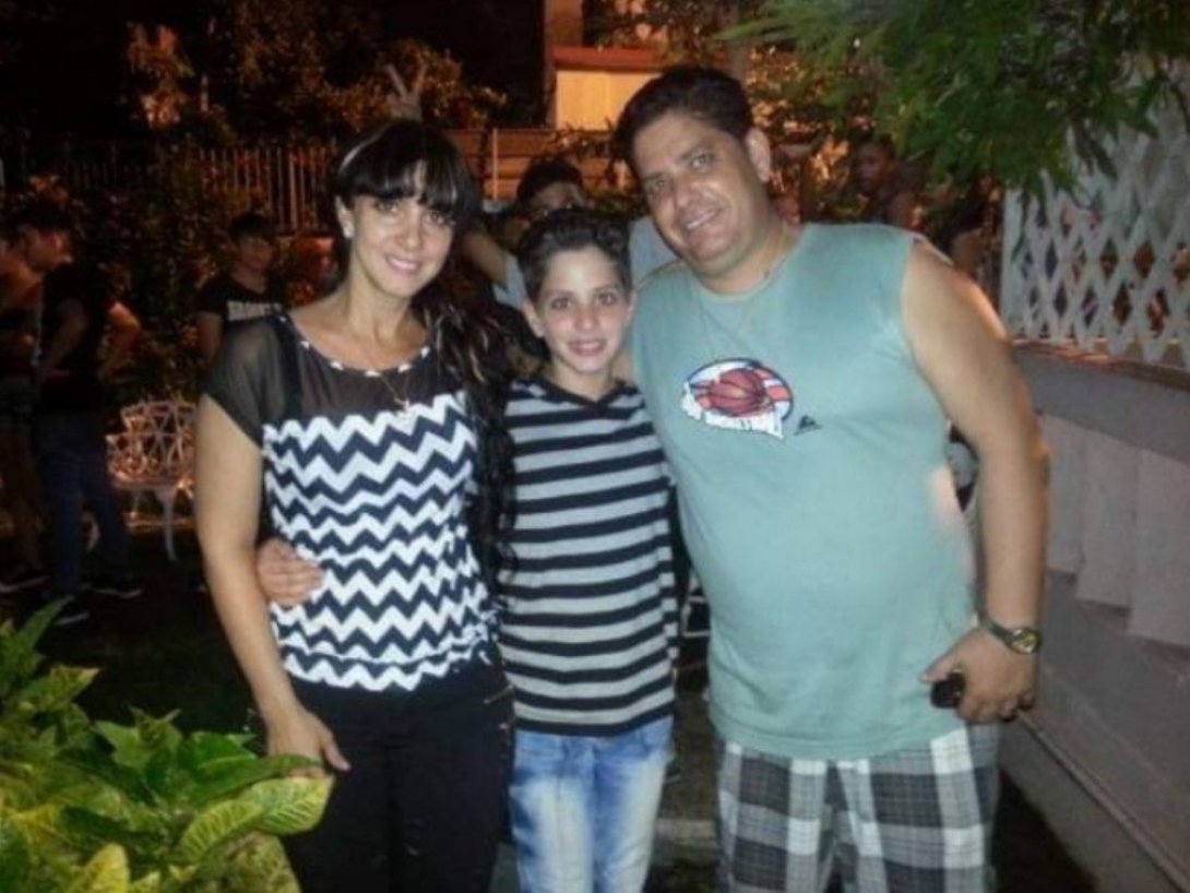 El doctor Naranjo, su esposa y su hijo.
