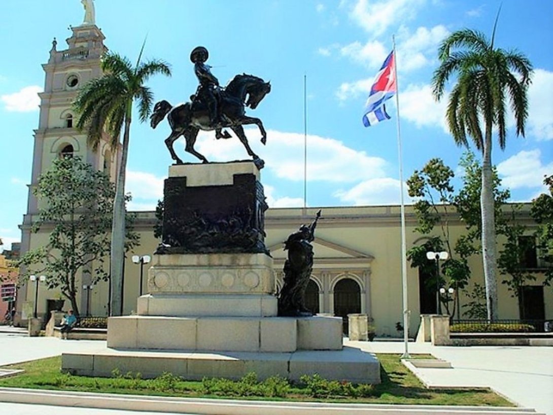 El Parque Agramonte de Camagüey, con la estatua ecuestre de El Mayor.