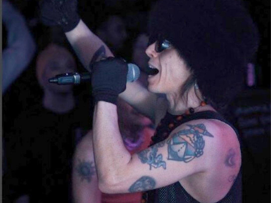 El Polvo, cantante del grupo Dust Diamond Project, en la Brauni House Project, Berlín, Alemania (2026).