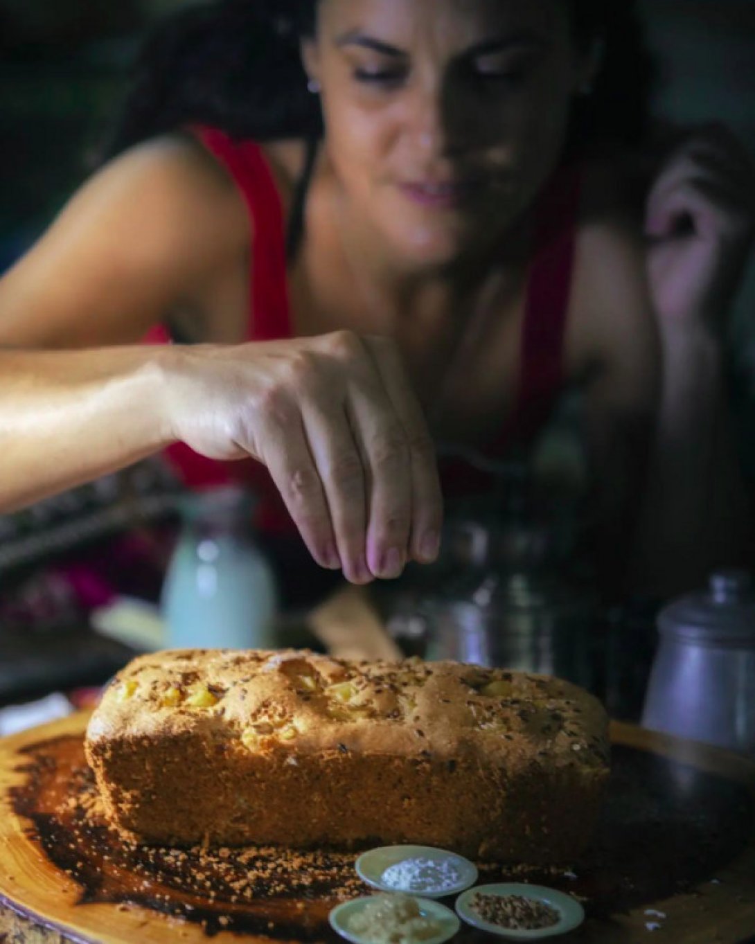 Mujer preparando un pastel.
