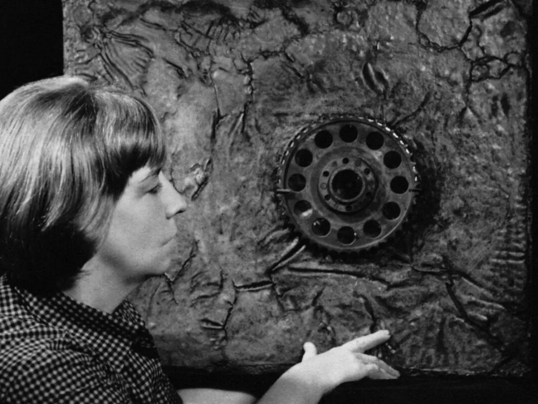 La escultora y pintora venezolana Elsa Gramcko junto a su obra "Mundo que no ha nacido" (1966).