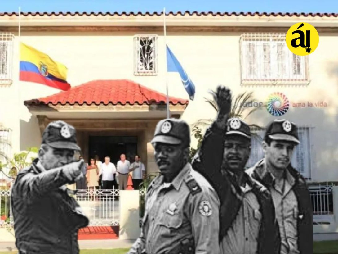 Policías cubanos ante la embajada de Ecuador en La Habana