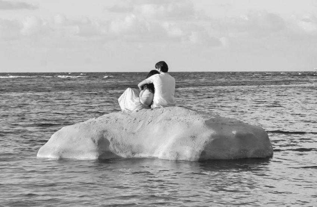 CFotograma del filme Nido de mantis. Isla