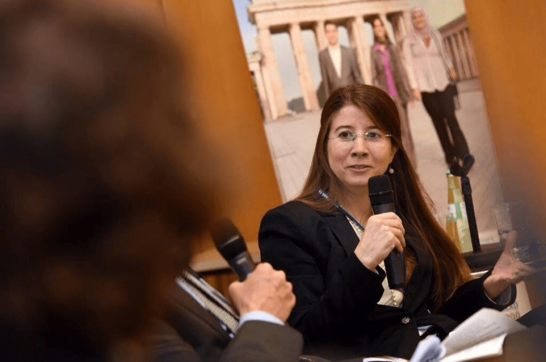 Mujer hablando en micrófono.