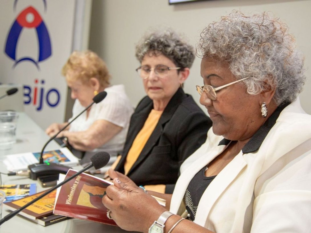 De izquierda a derecha: las escritoras Haydée Beatriz Rodríguez, Lidia Sánchez, Mariela Smith en el evento "Escritoras cubanas en Madrid" (23 de abril de 2026).