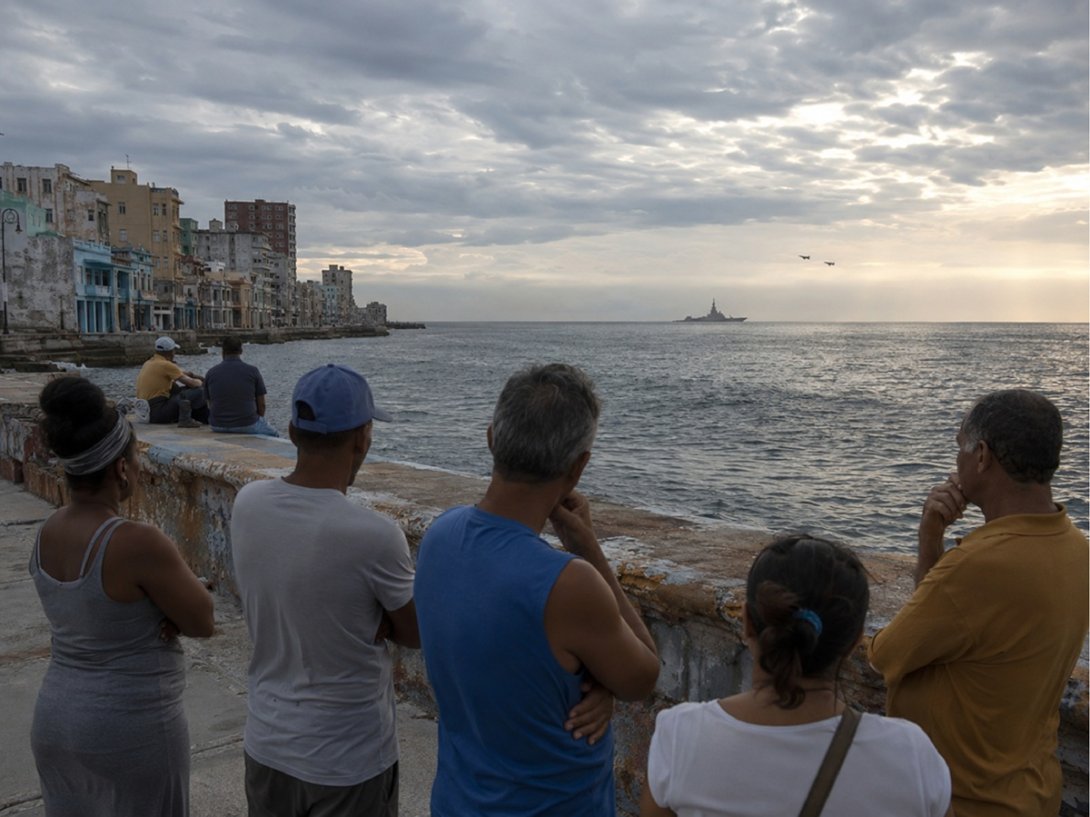 Posible intervención de Estados Unidos en Cuba. Cubanos en el malecón y naves norteamericanas en el horizonte