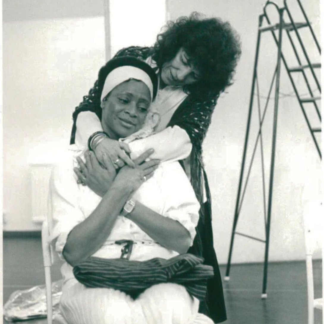 Puesta en escena de la obra "La querida de Enramada", del dramaturgo cubano Grardo Fulleda León, por el grupo de teatro "Sandino" en Suecia, bajo la dirección de Miguel Montesco.