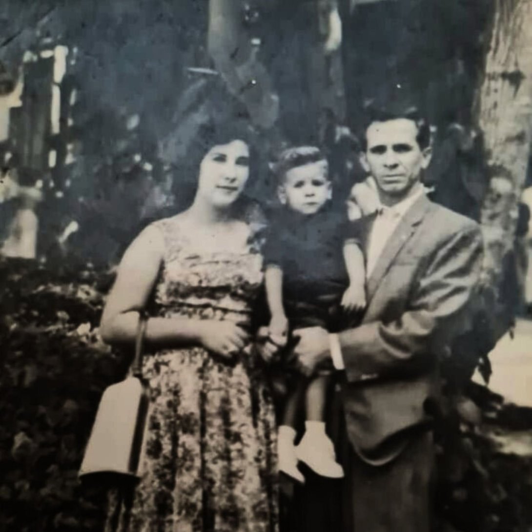 Artista y escritor cubano Hermes Entensa y sus padres.