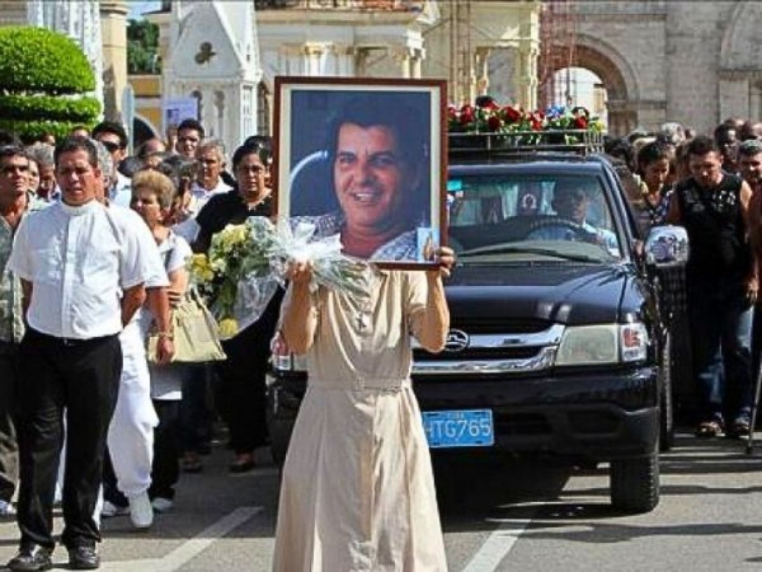 Cortejo fúnebre de Oswaldo Payá en La Habana, con personas sosteniendo su fotografía.