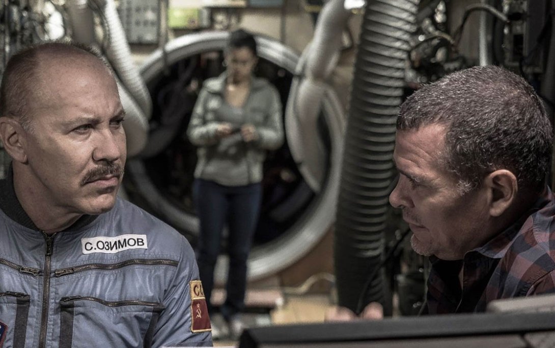 Ernesto Daranas con el actor Héctor Noas en la filmación de "Sergio y Serguéi".