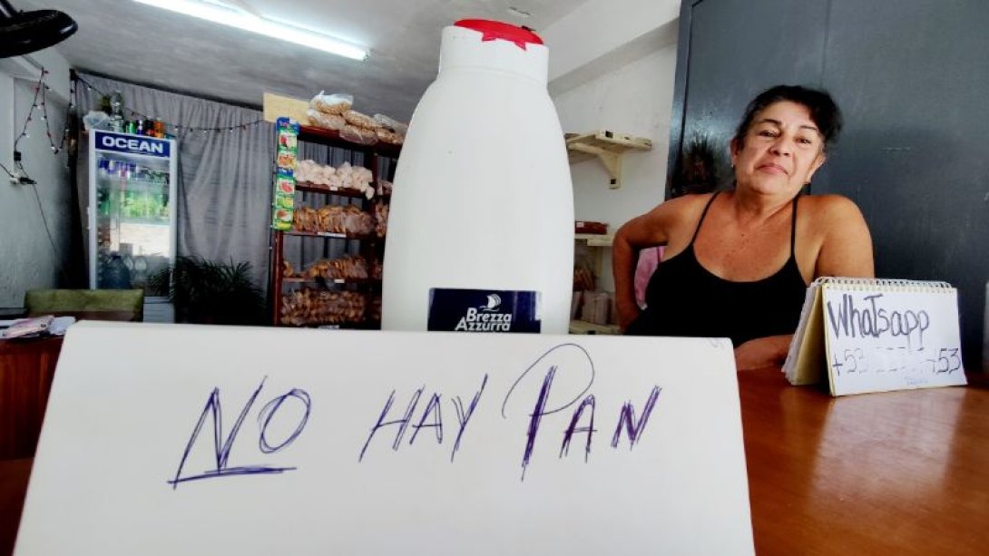 Cartel de "No Hay pan" en una panadería cubana.