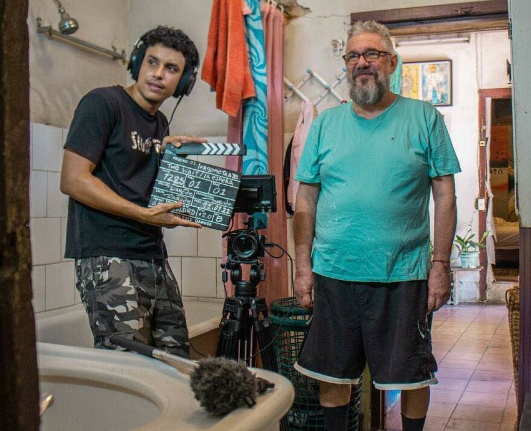 Daniel Ross Diéguez (izquierda) sosteniendo una claqueta junto a Regino G. Rodríguez Boti (derecha).