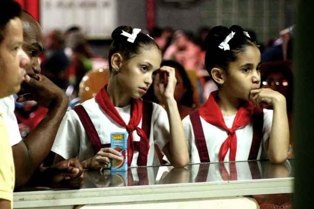 Alumnas de primaria en uniforme