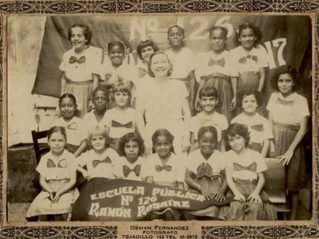 Foto de un grupo de estudiantes de una escuela durante la época Republicana en Cuba.