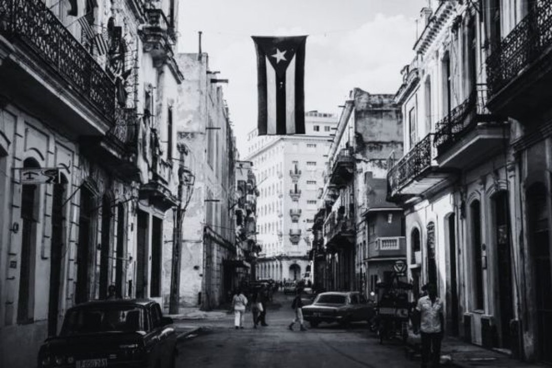 Bandera cubana colgada en medio de una calle habanera.