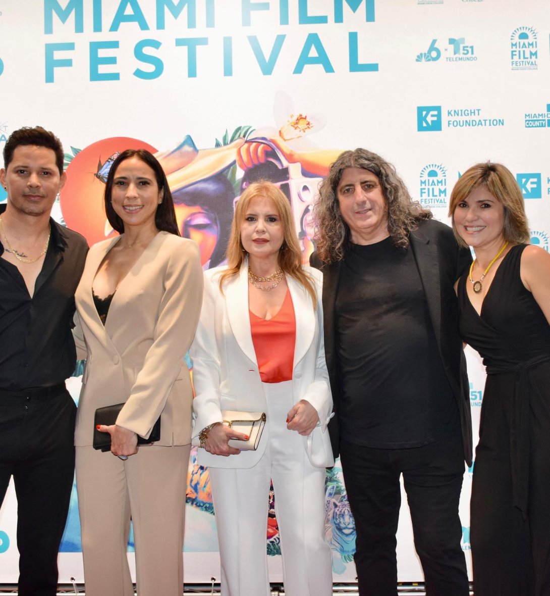 La periodista Daisy Ballmajo con el director del filme y parte del elenco.