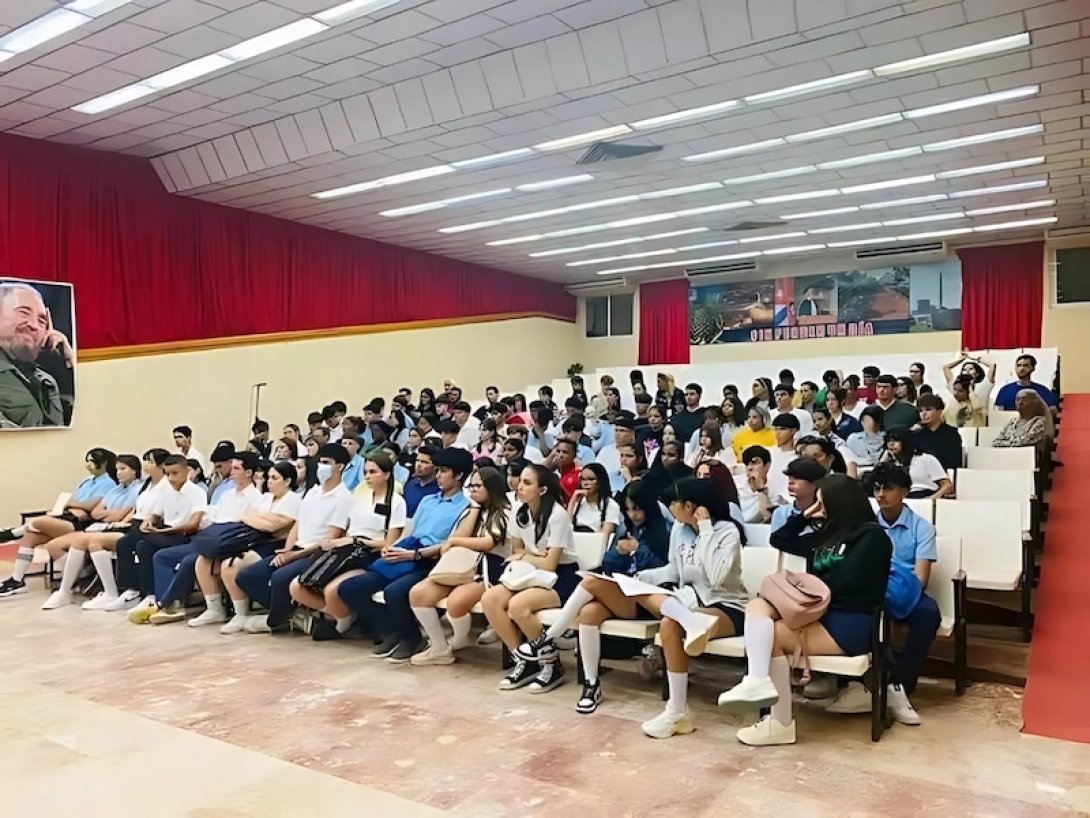 Estudiantes de las brigadas del régimen.