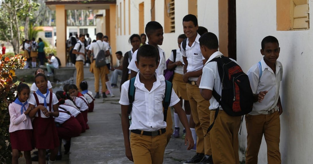 Estudiantes de primaria y secundaria en Cuba.