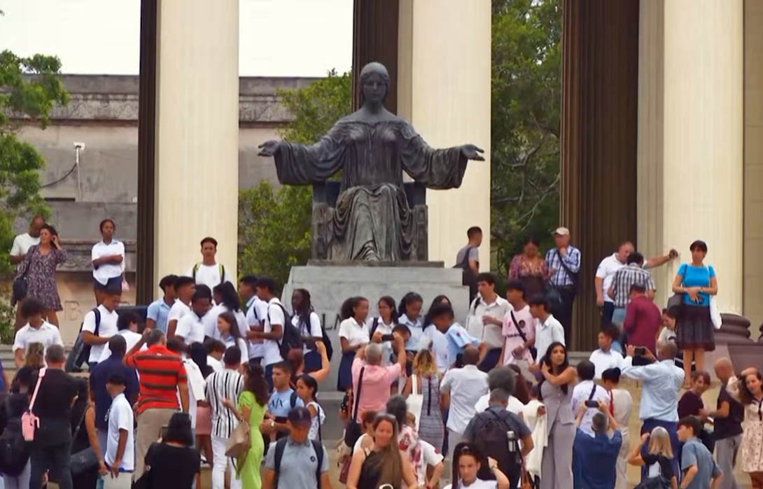 Estudiantes protestan en la Universidad de la Habana contra el tarifazo de ETECSA, 4 de junio de 2025. Foto: Reuters