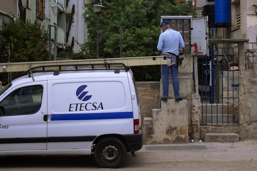 Camioneta de ETECSA.