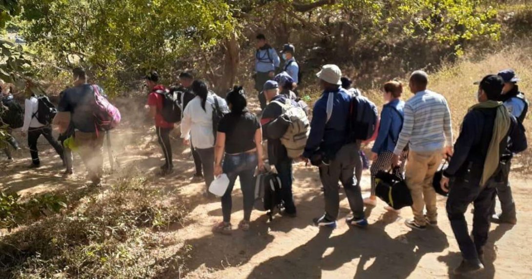 Cubanos cruzando de Nicaragua a Honduras por la zona de El Guasaule, a comienzos de este año.